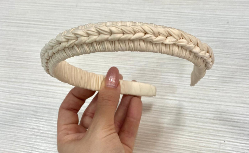 Tutorial: realizzare un cerchietto per capelli con la fettuccia in lycra